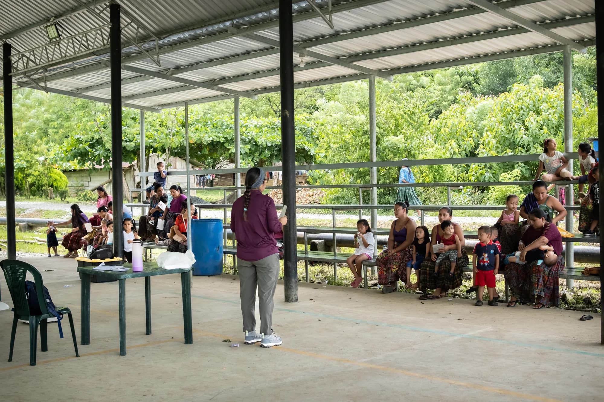 Las familias se reúnen para una jornada de evaluación nutricional infantil en El Faro.