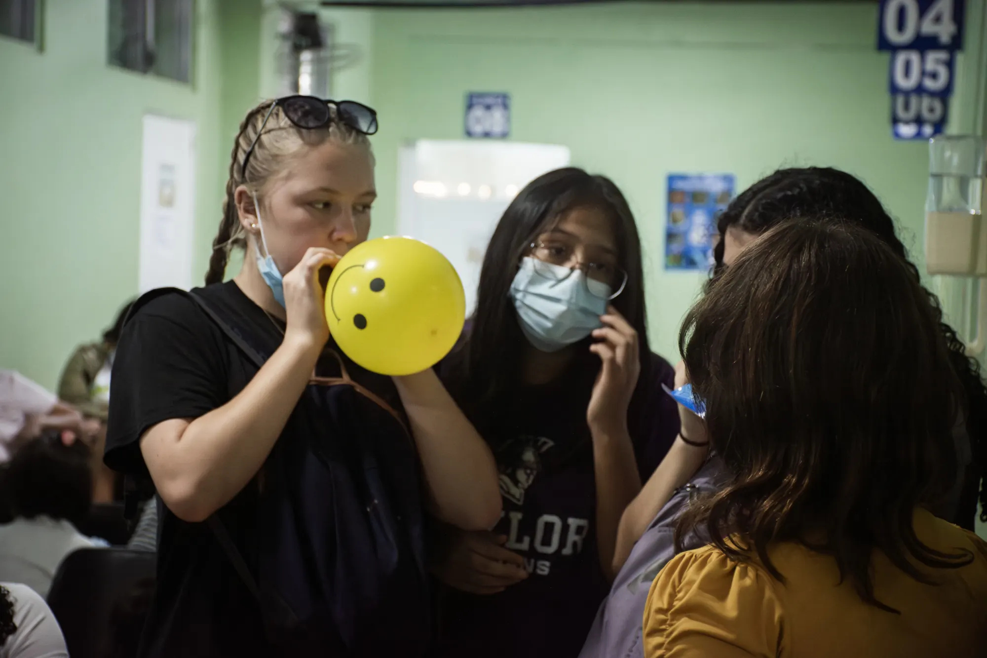 Un voluntario apoya un examen de salud en una comunidad guatemalteca.