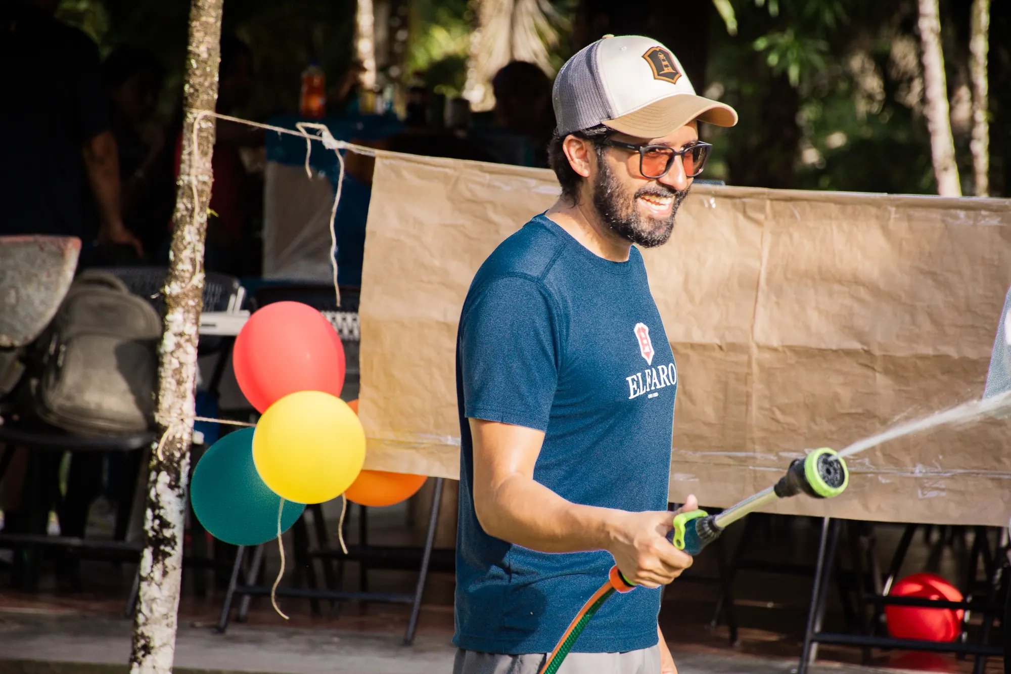 Un líder de actividades anima a los niños durante un día de campo familiar.