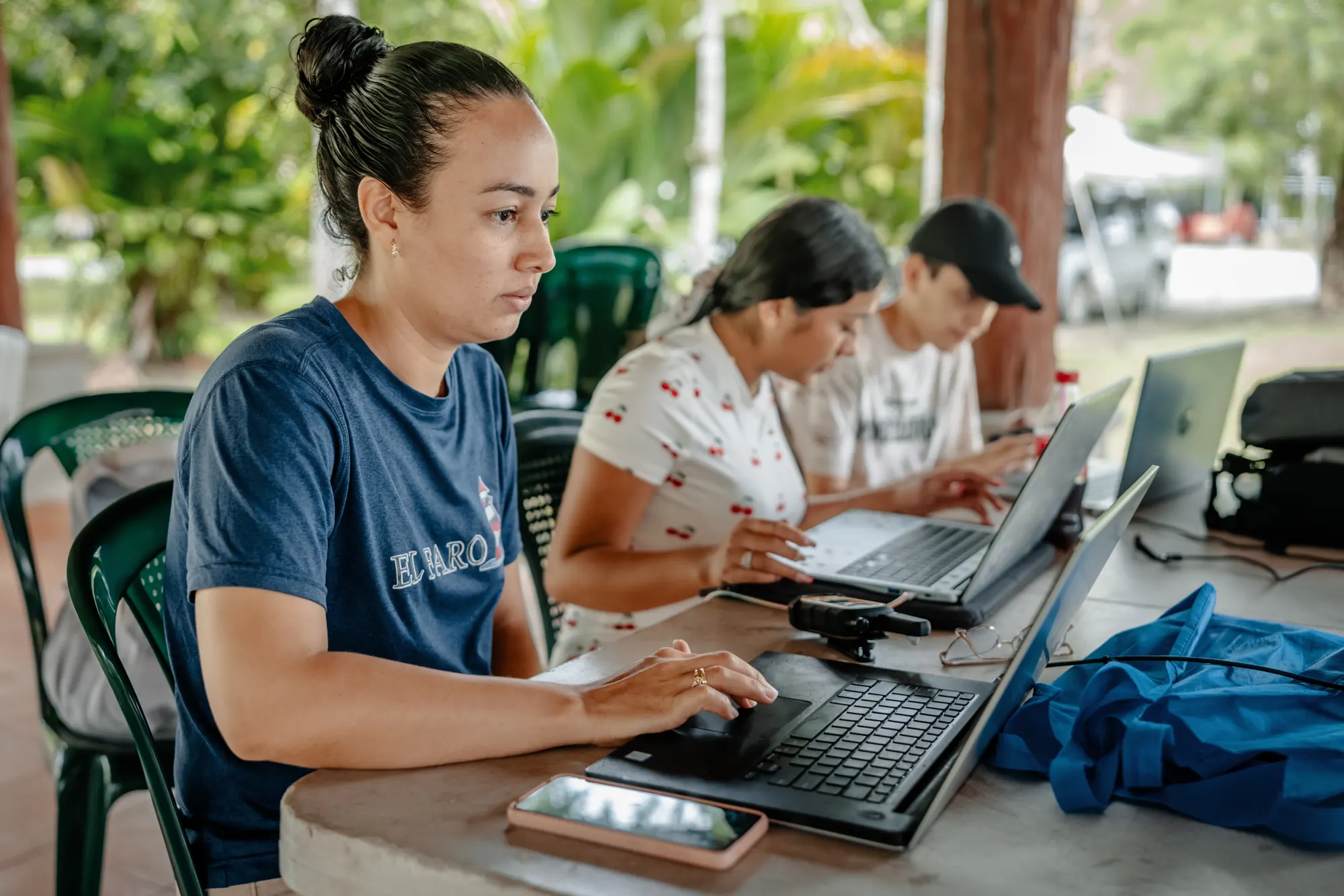 Un estudiante de educación de adultos completa sus estudios en una computadora portátil en El Faro.
