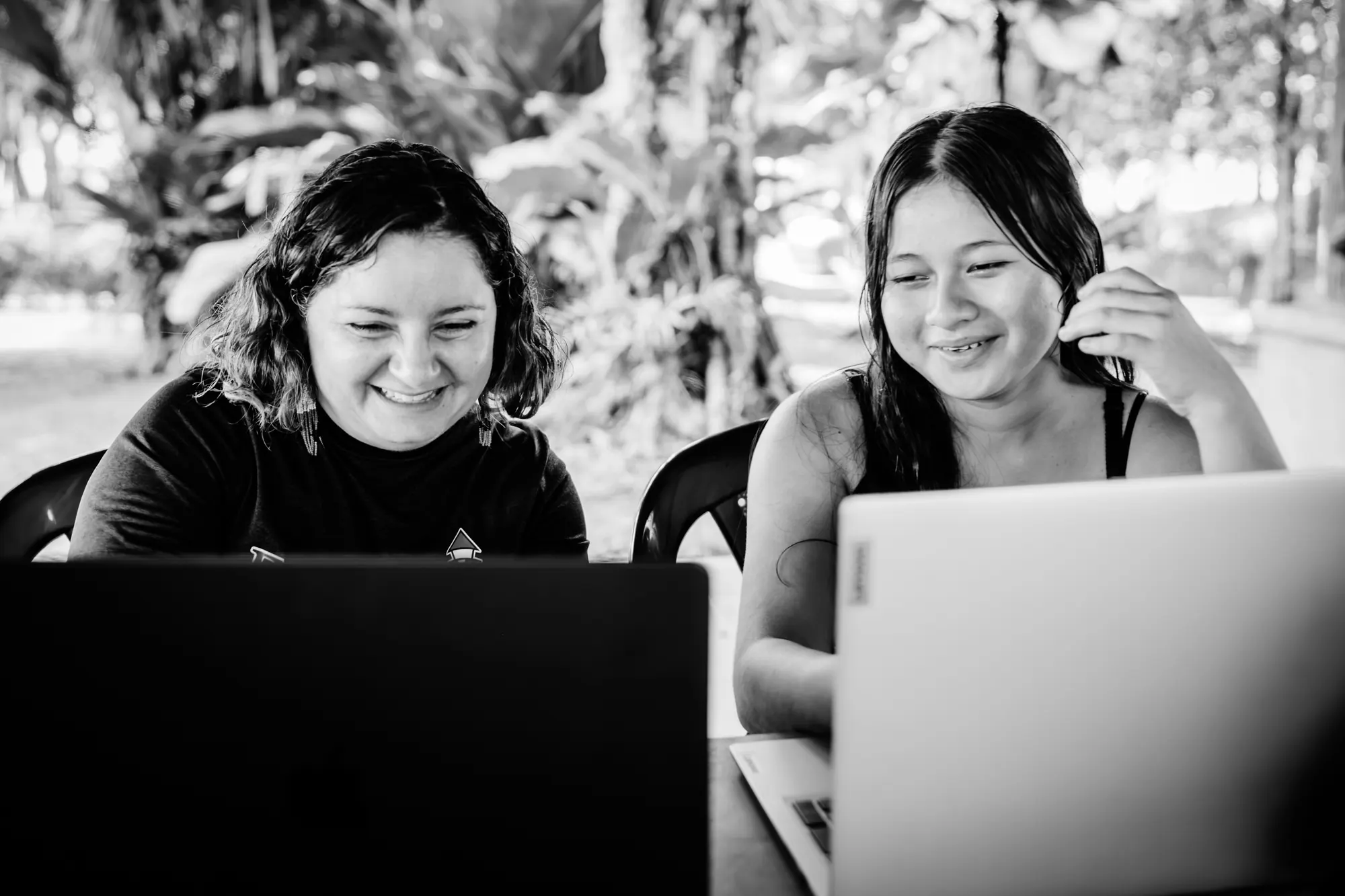 Dos estudiantes aprenden juntos a través del programa de educación para adultos de El Faro.