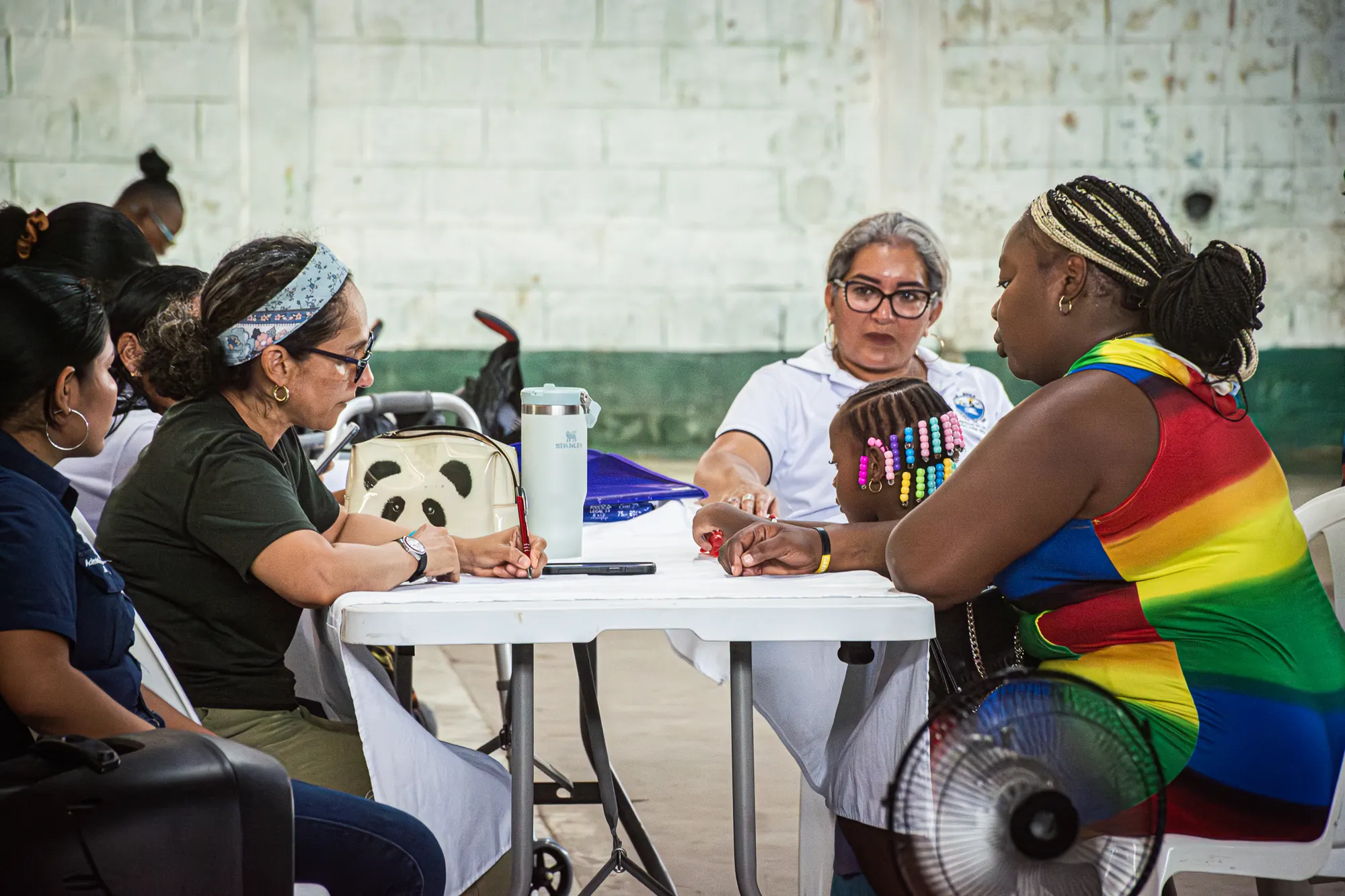 Los miembros de la comunidad y los voluntarios conversan durante la extensión regional.