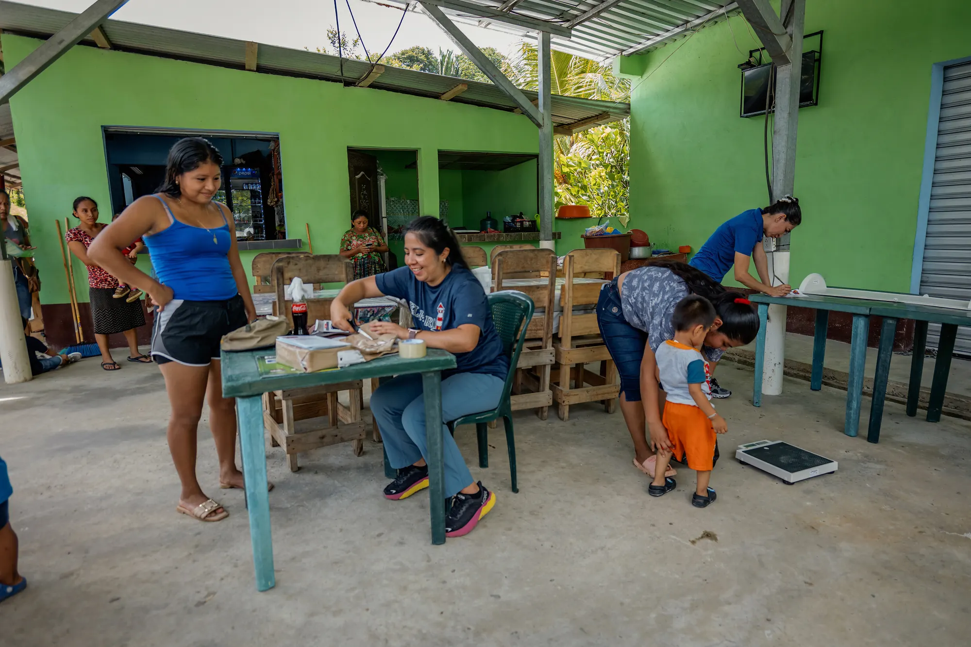 Las familias se registran durante un programa de nutrición comunitario.