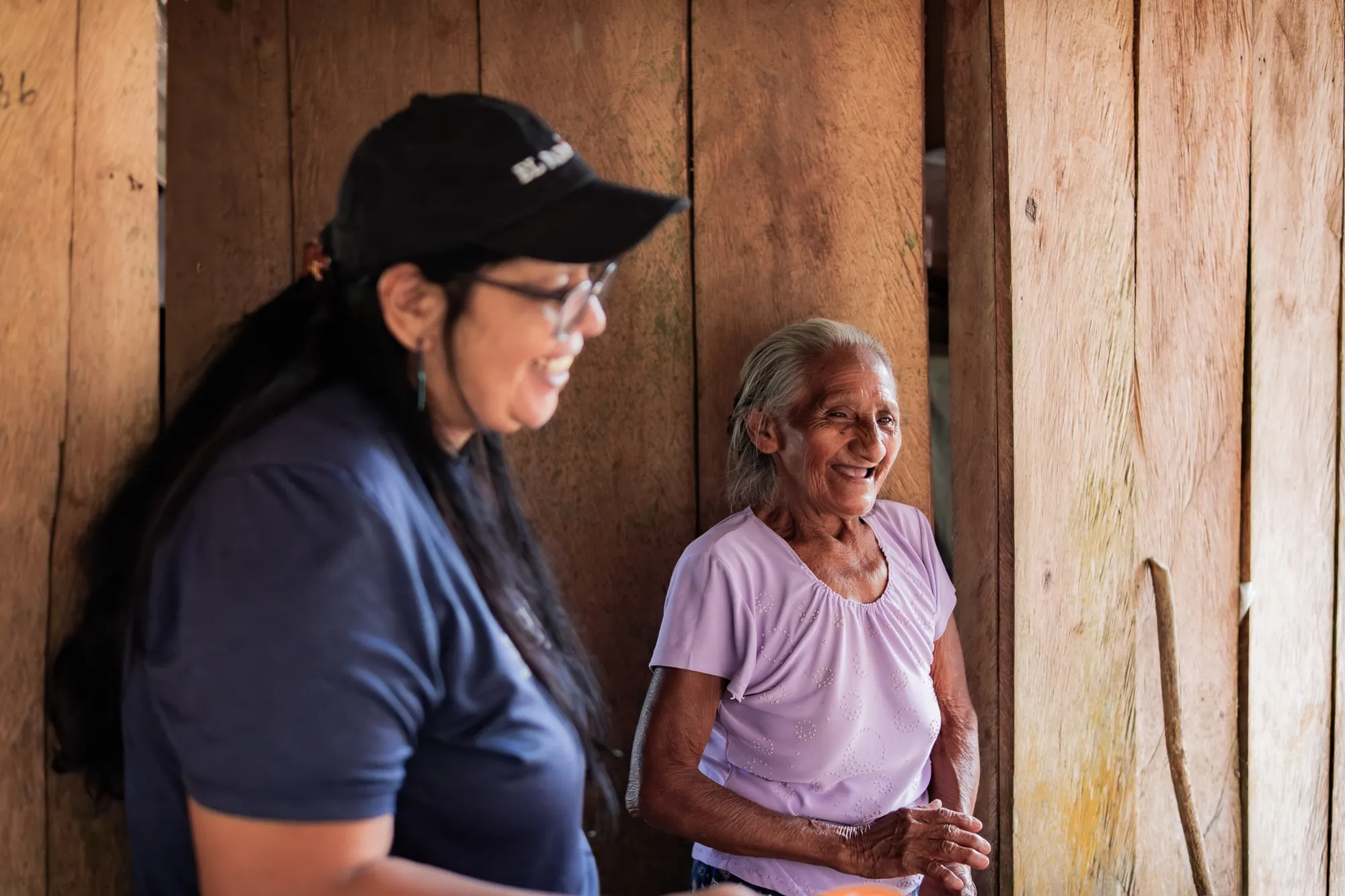 Un voluntario visitante pasa tiempo con un residente local en Guatemala.