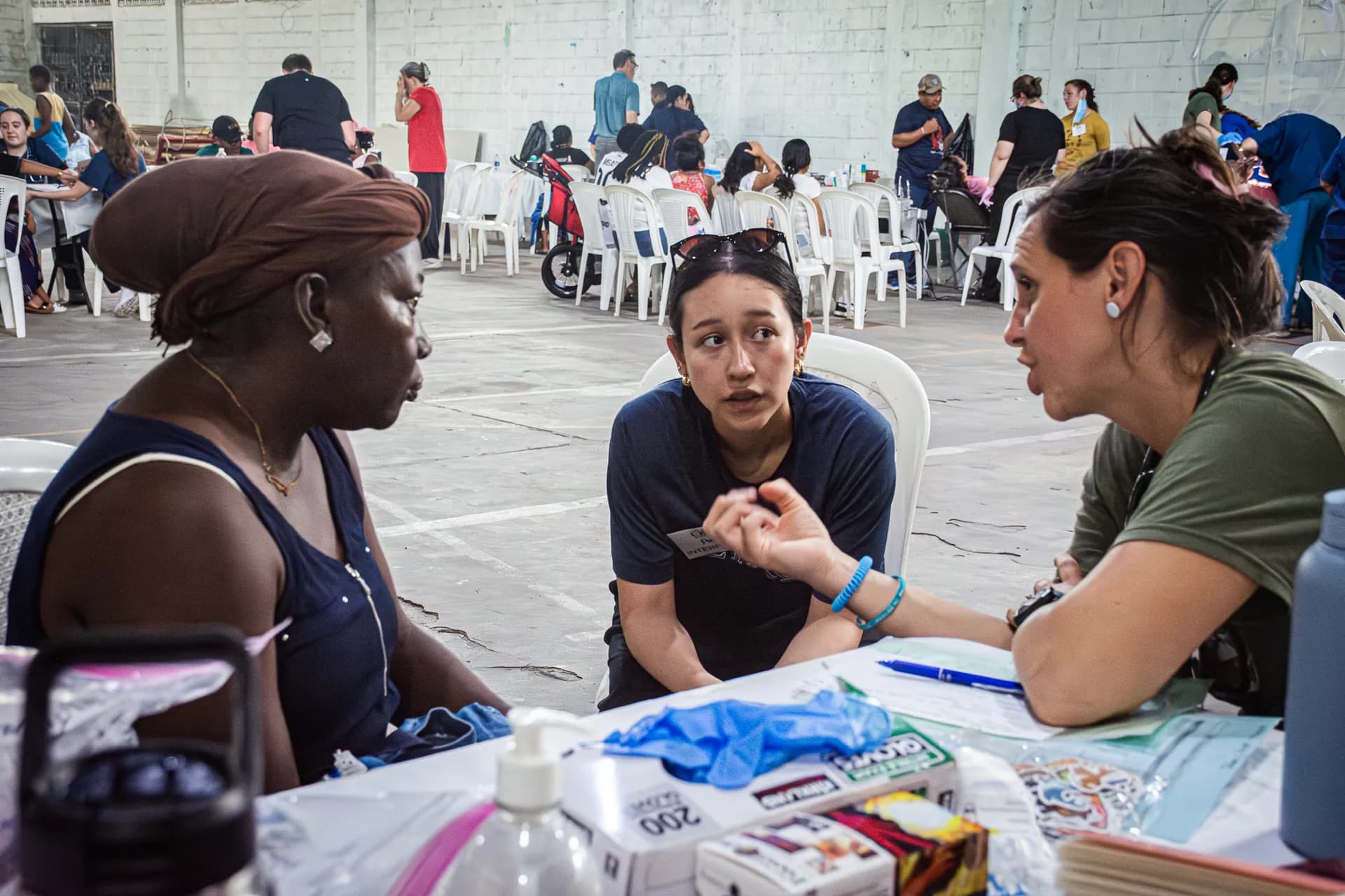 Integrantes de un equipo médico conversan con un paciente durante una consulta comunitaria.