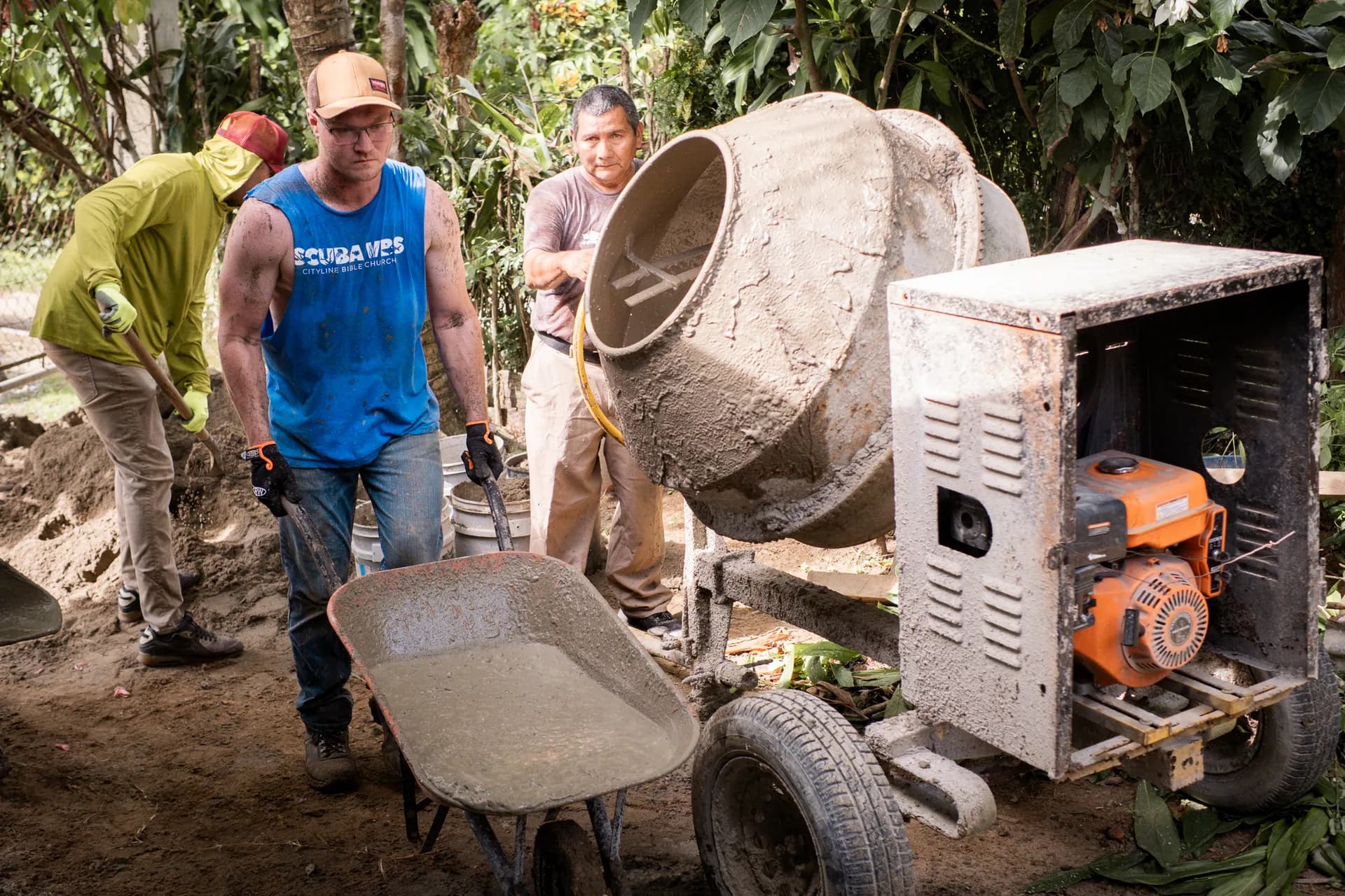 Un equipo misionero mezcla concreto para un proyecto de construcción comunitario en Guatemala.