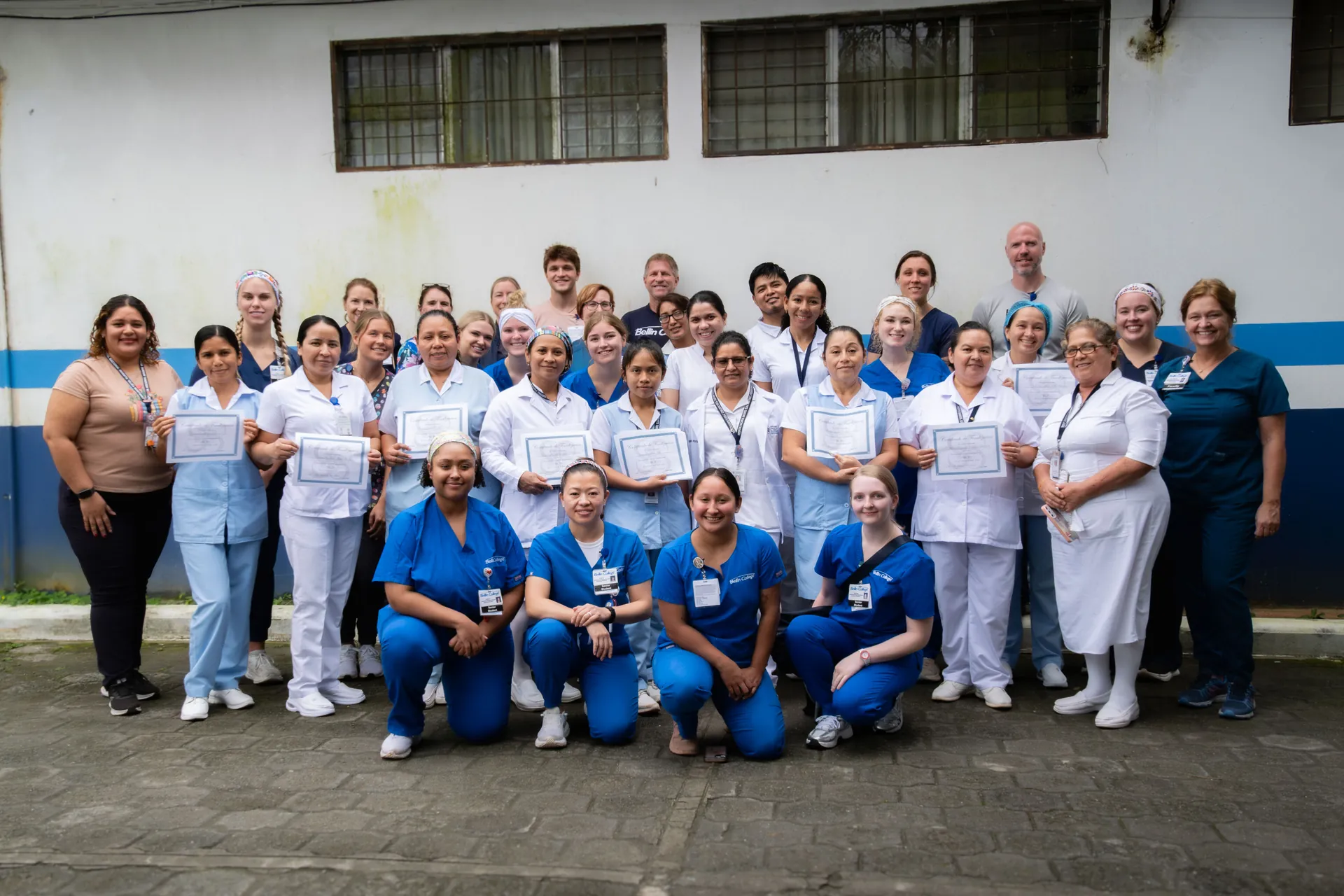 Un equipo médico visitante se reúne con socios de atención médica guatemaltecos.
