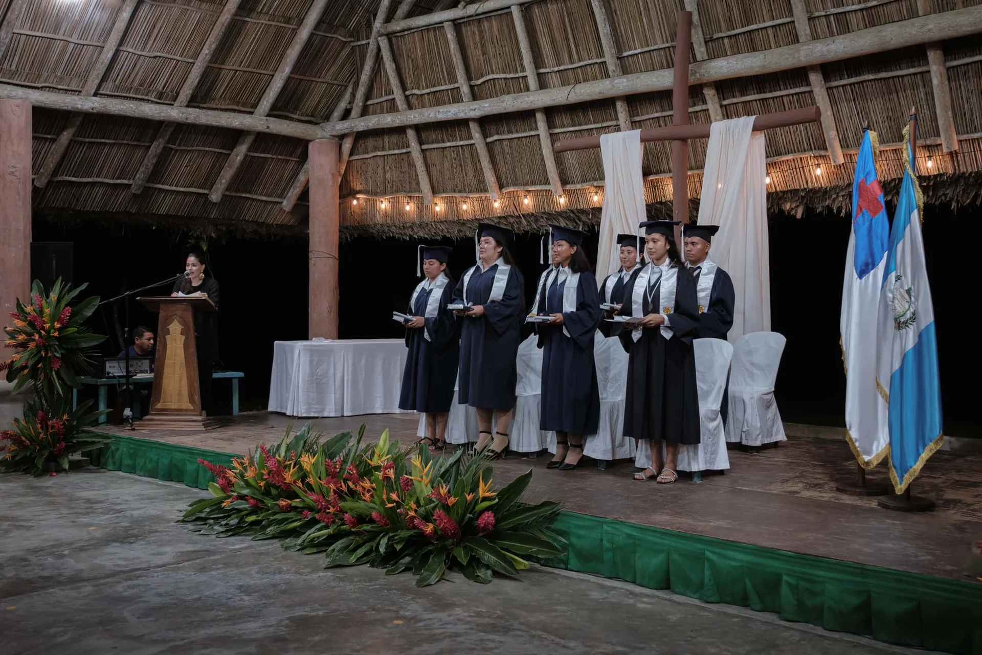 Los estudiantes participan en una ceremonia de graduación en El Faro.