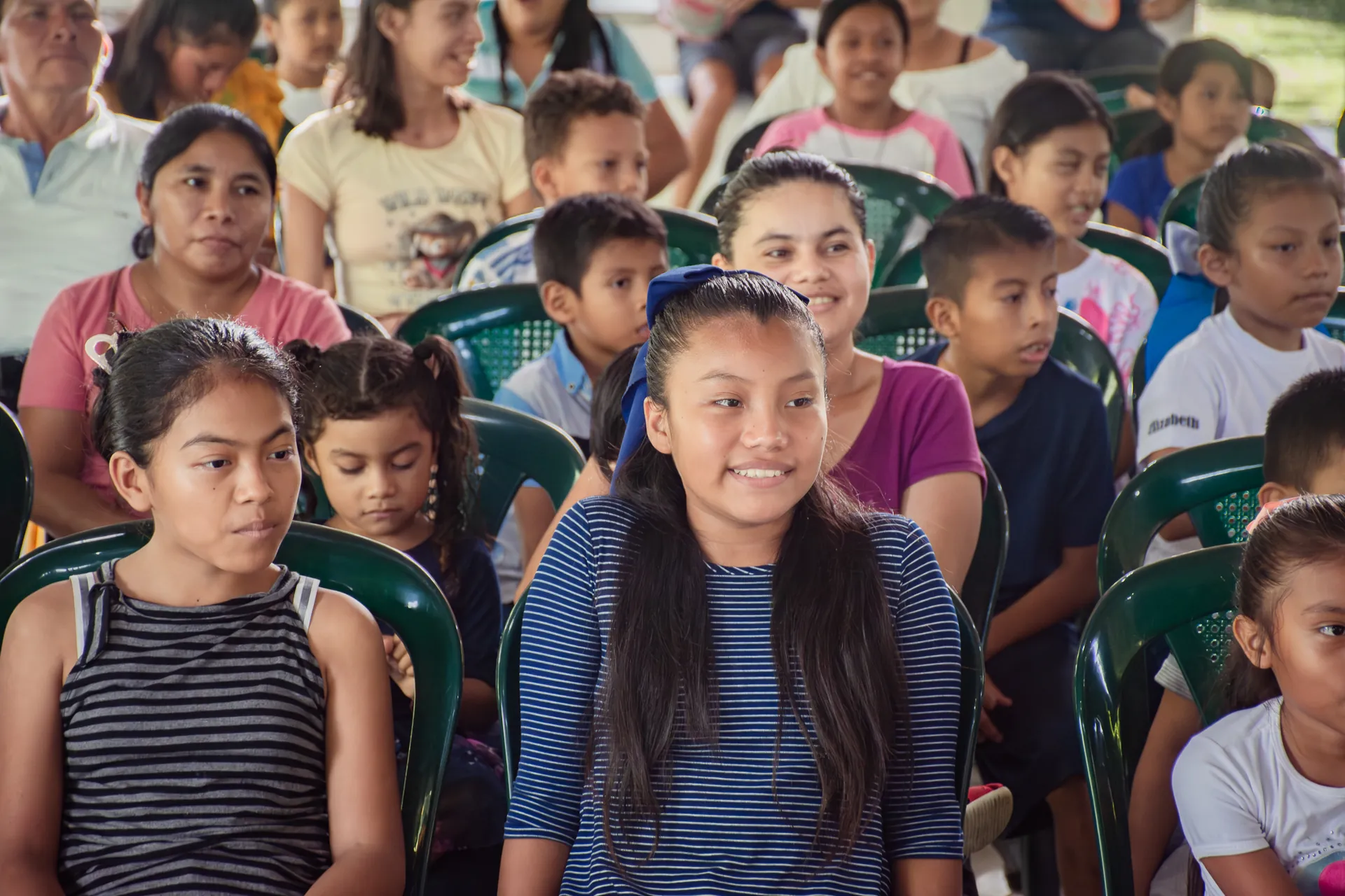 Niños y familias se reúnen para un programa juvenil de El Faro en Guatemala.