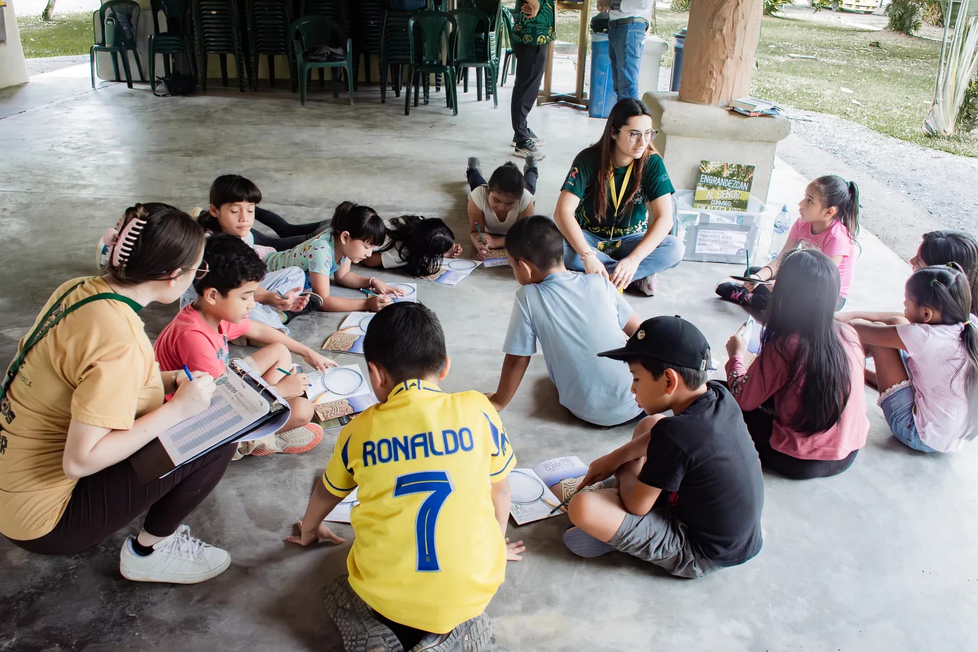 Los niños dibujan y aprenden juntos durante un programa comunitario de El Faro.