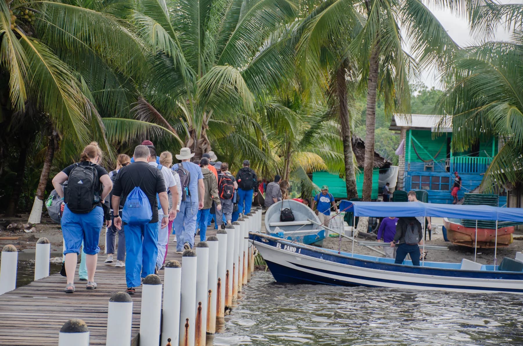 Visitantes llegan al muelle de El Faro.