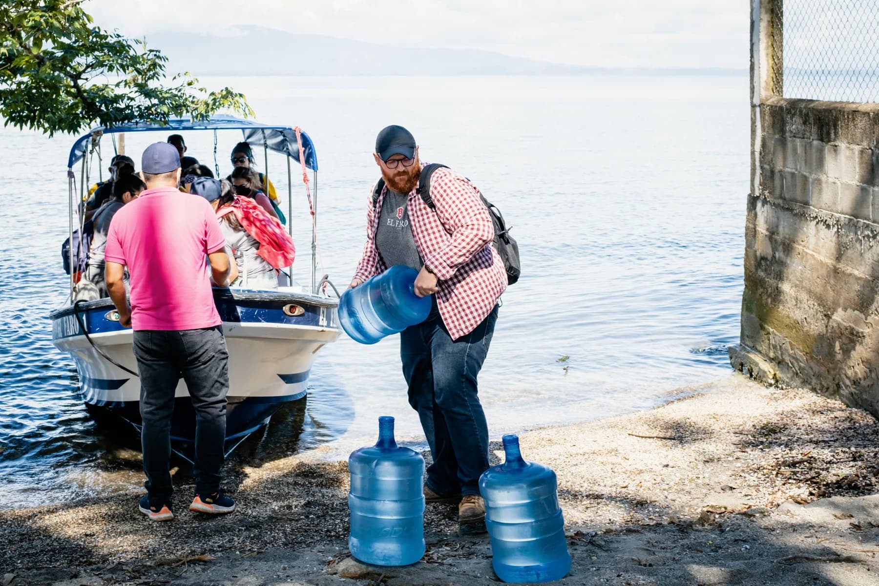 Integrantes del equipo descargan agua potable en el muelle.