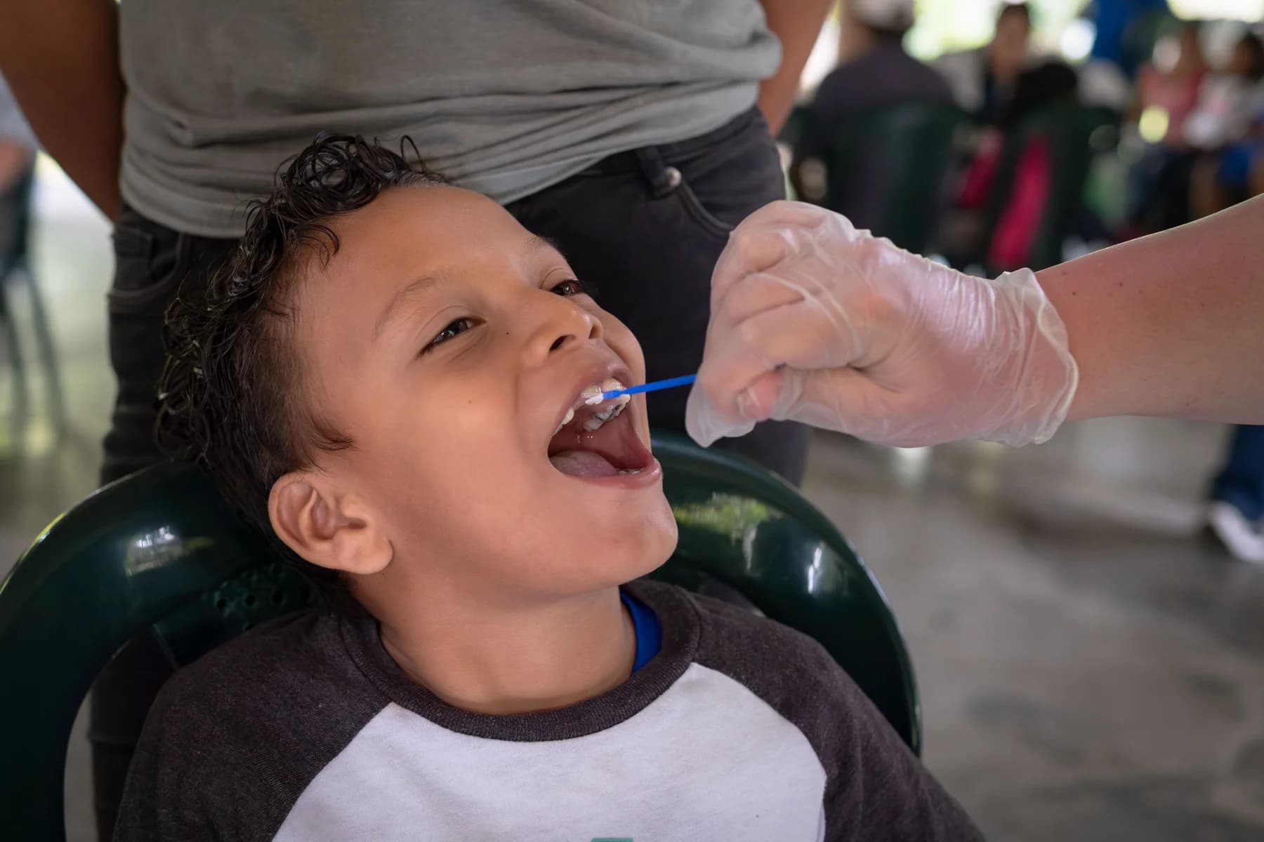 Un niño recibe atención dental durante una clínica de El Faro.