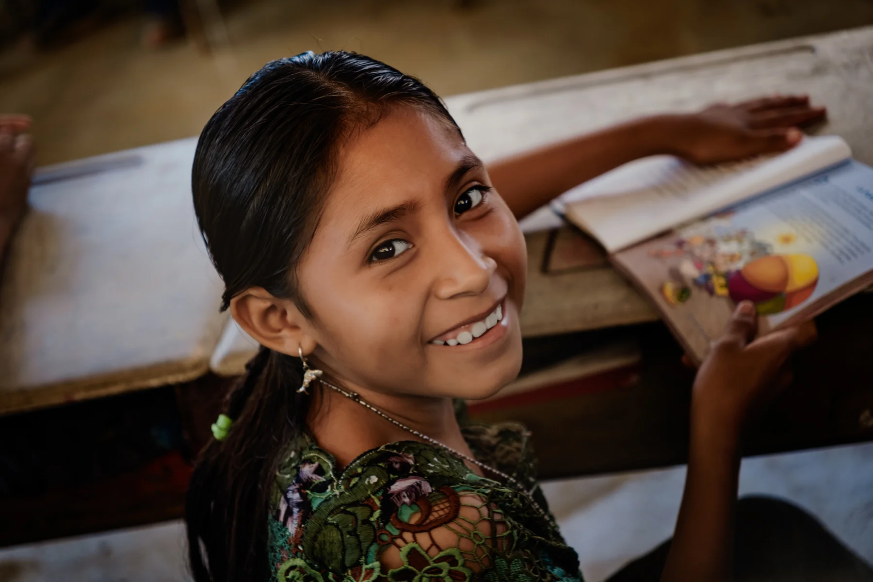 Una niña sonríe durante una actividad en El Naranjal.