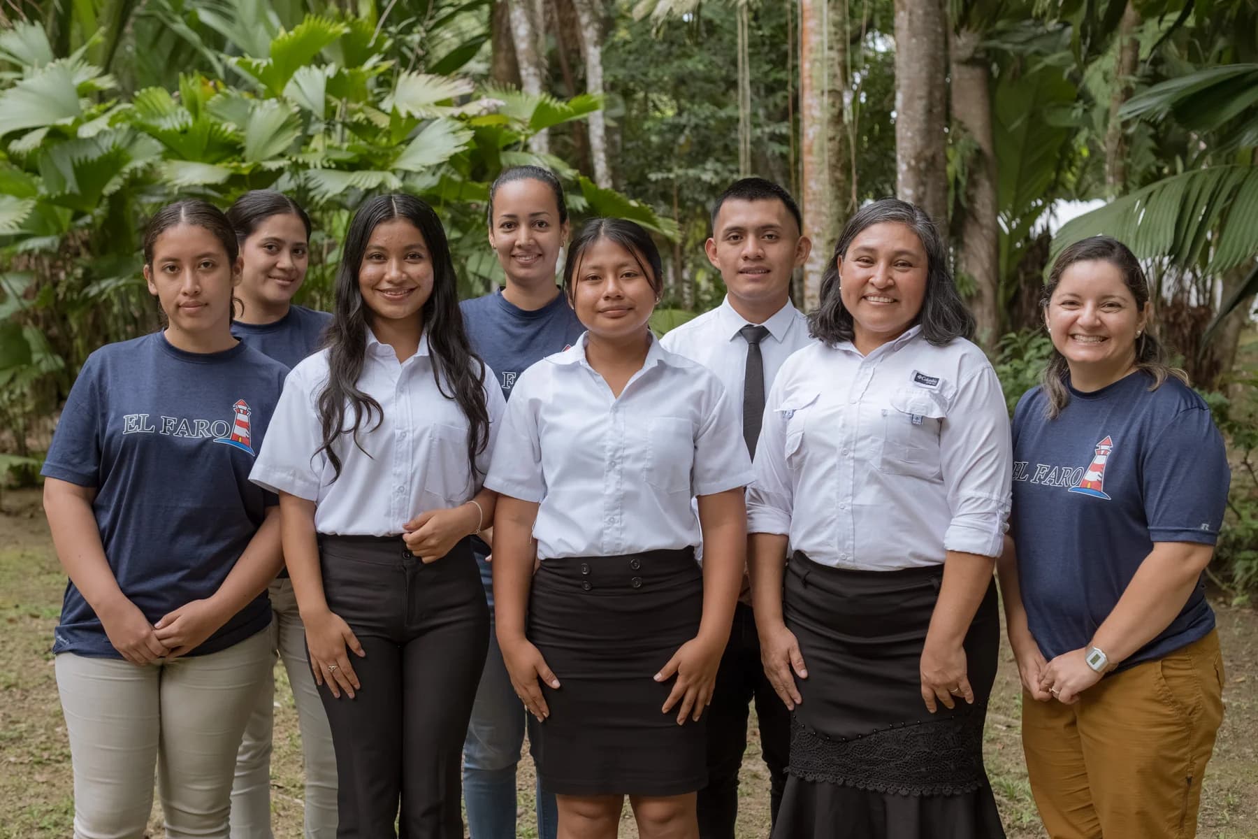 Graduados y educadores se reúnen en El Faro.