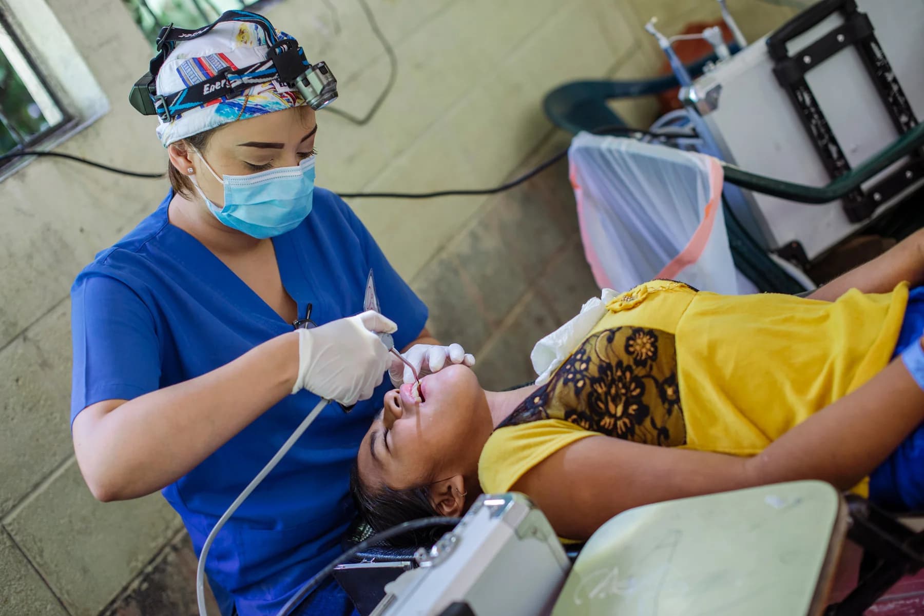 Una profesional dental atiende a una paciente en El Faro.