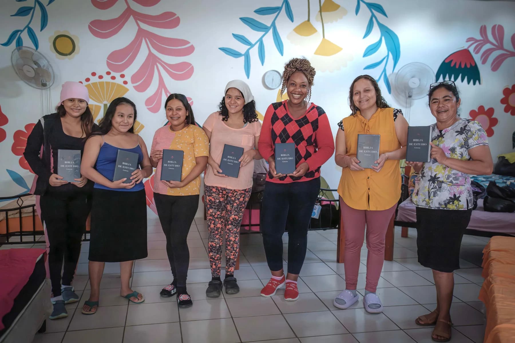 Mujeres se reúnen en la Casa de las Madres.