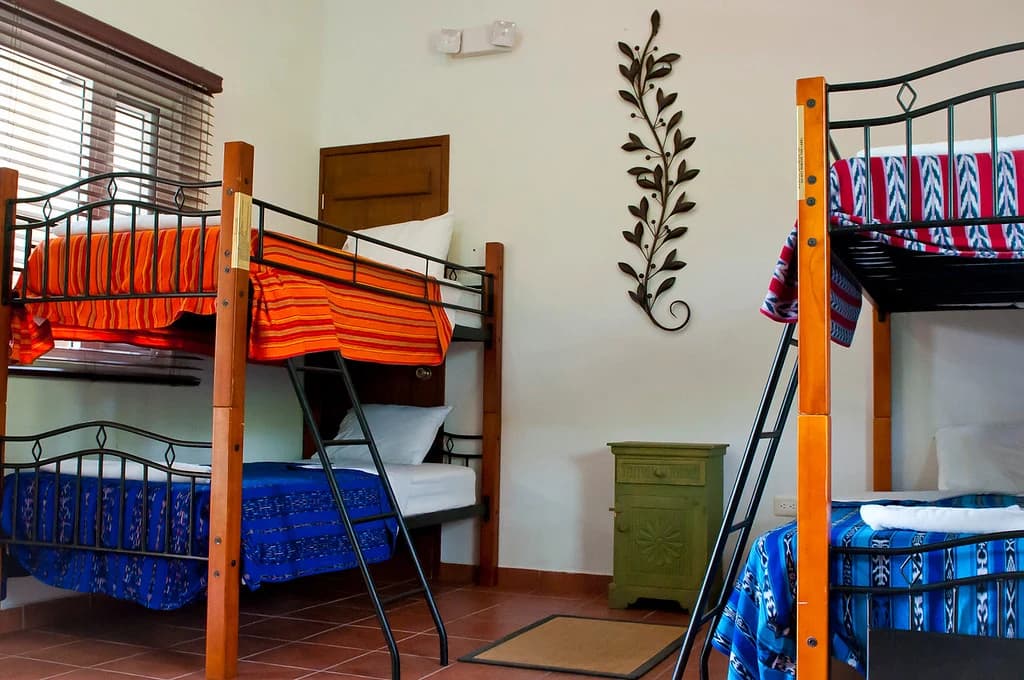 Literas dentro de una habitación de El Faro.