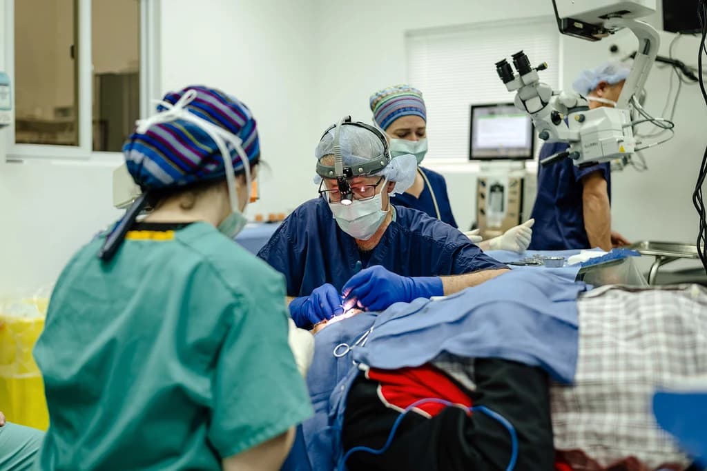Un equipo de cirugía ocular atiende a un paciente.