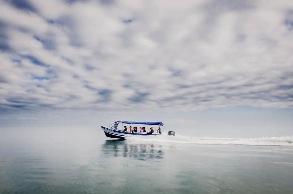 Una lancha de El Faro cruza aguas tranquilas del Caribe.