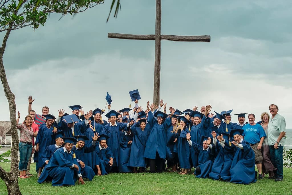 Graduados celebran junto a la cruz de El Faro.