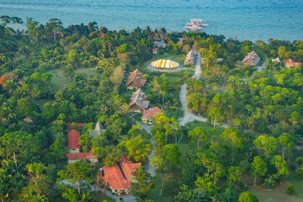 Una vista aérea del campus tropical de El Faro.