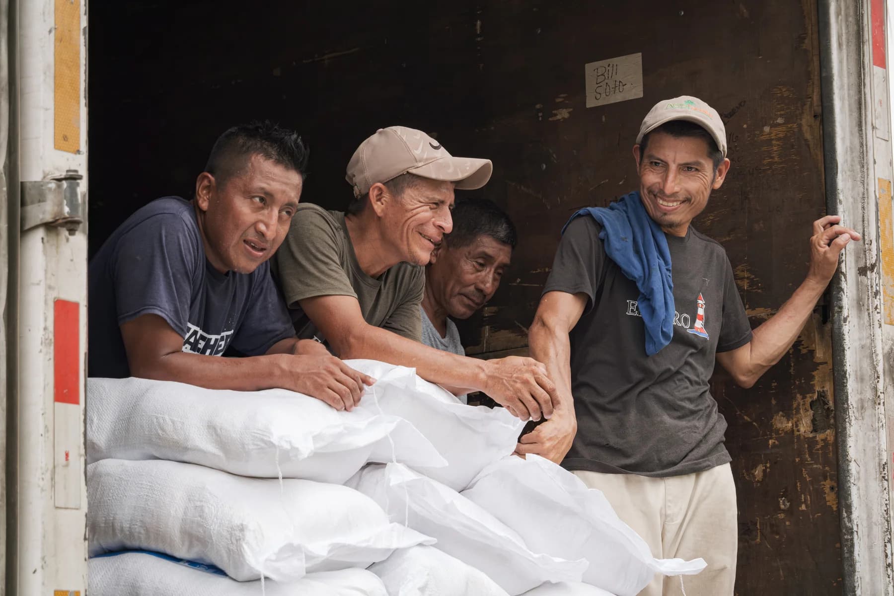 Voluntarios preparan bolsas de alimentos en San Pedro.
