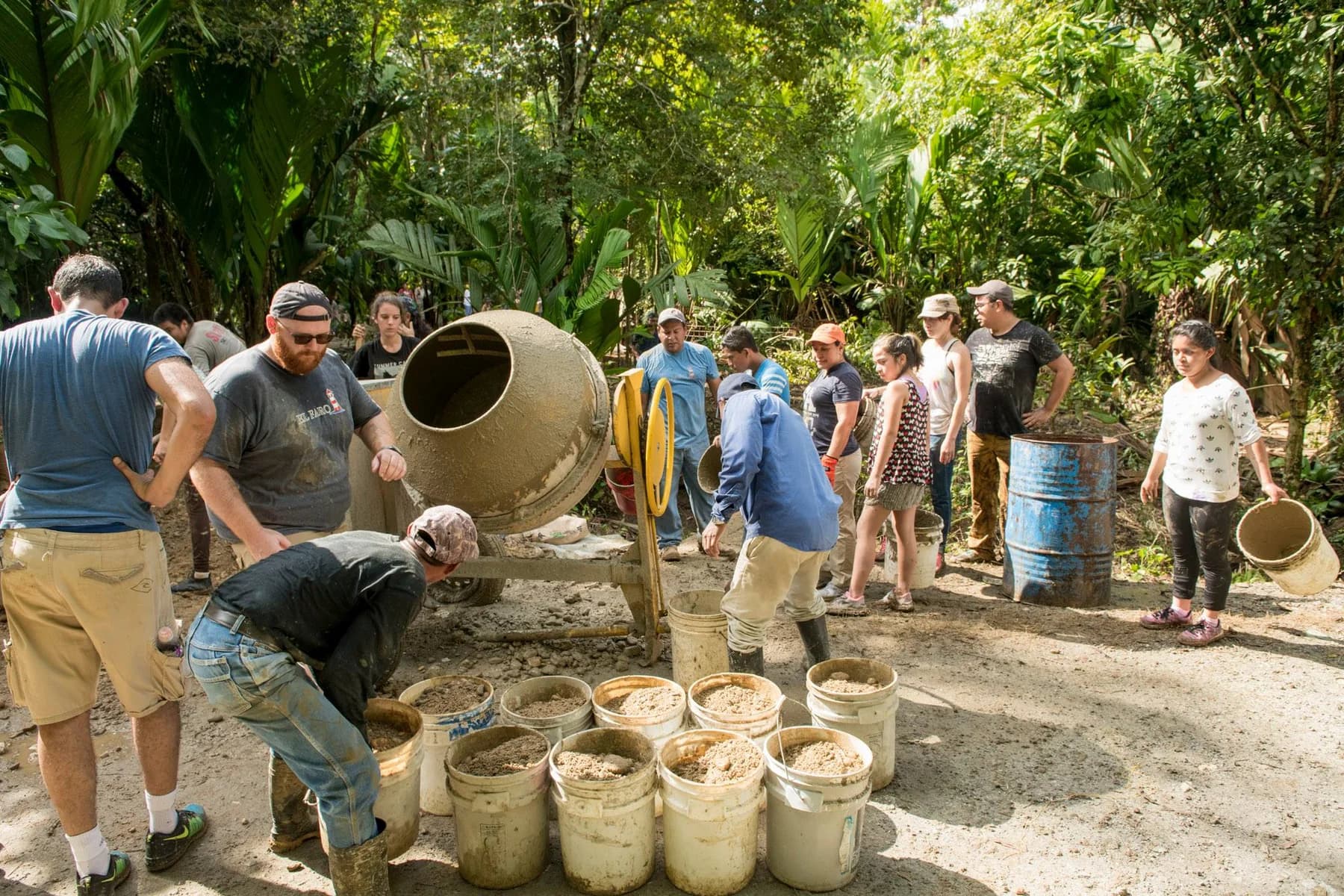 Un equipo mezcla concreto para un proyecto en Santa María.